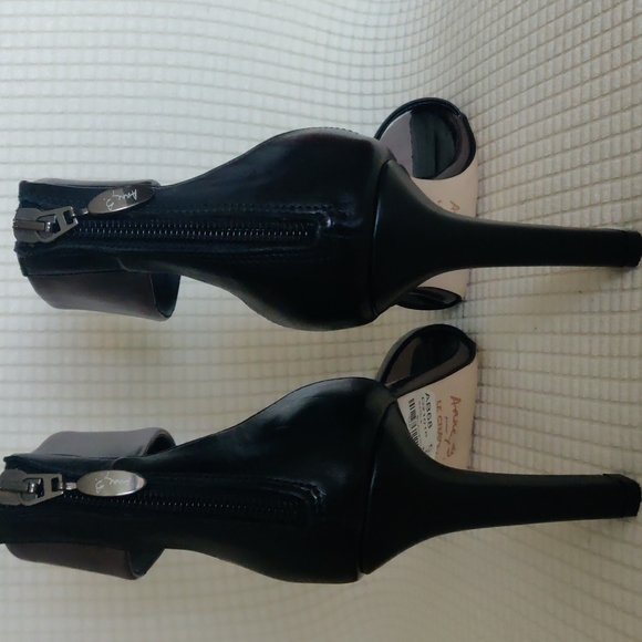 Le chateau heels - Picture 3 of 5